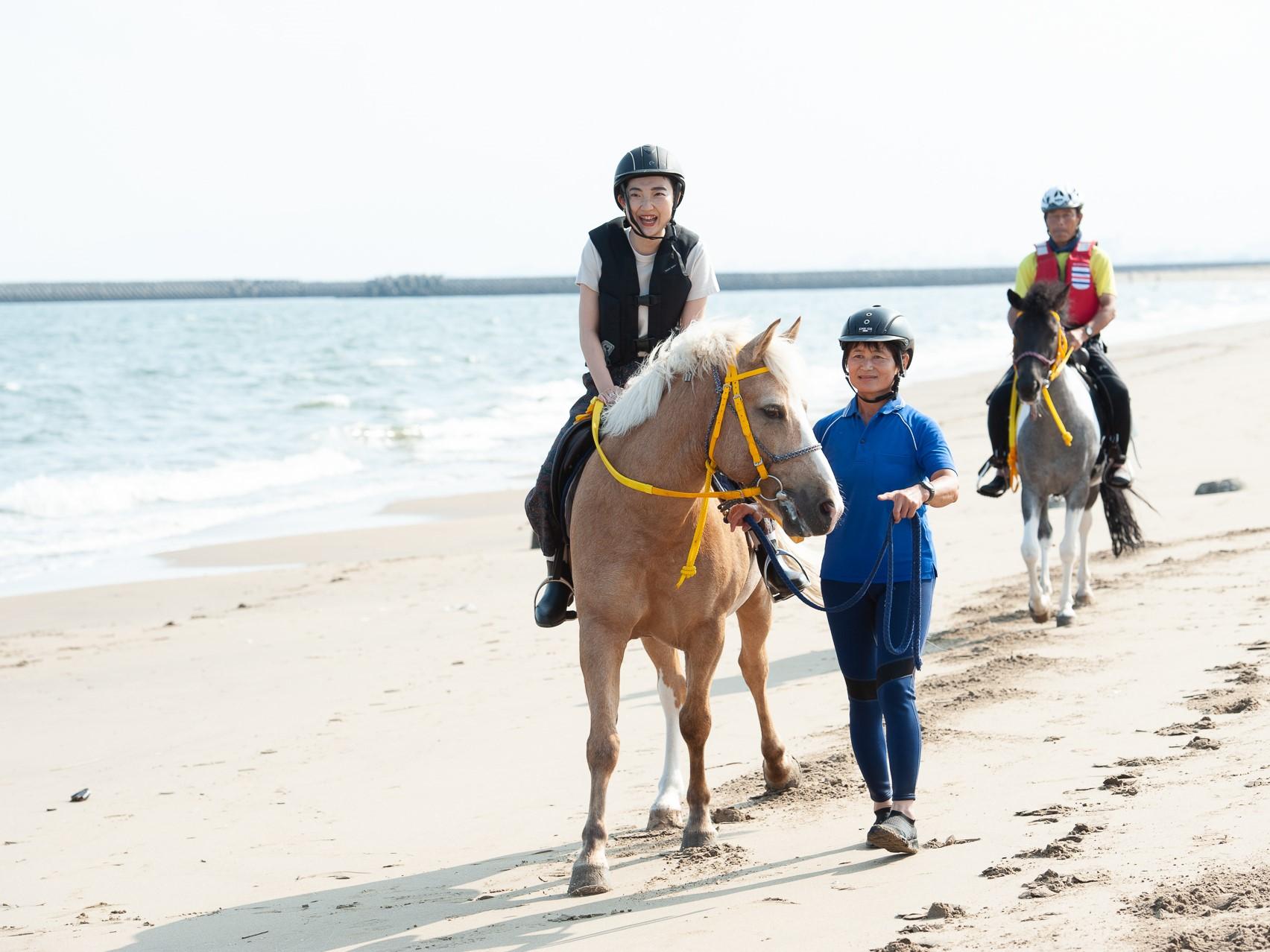 Montez à cheval et promenez-vous le long de la plage ! ? Vivez une promenade spectaculaire sur la plage au « Sea Horse Riding Club El Caballo » !