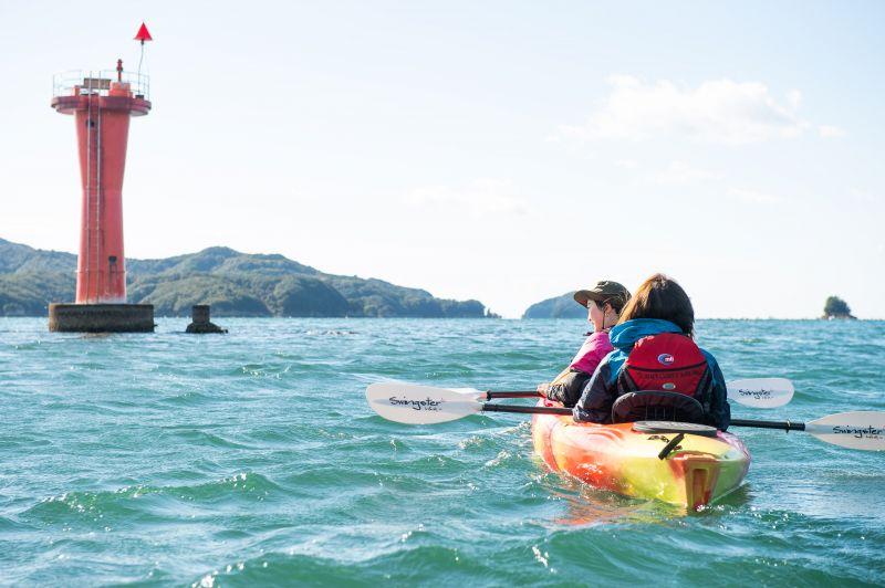 参加 Sunny Coast Kayaks 的海上皮划艇之旅，游览无人居住的海滩，体验探索的感觉，即使是初次体验的人也能享受！