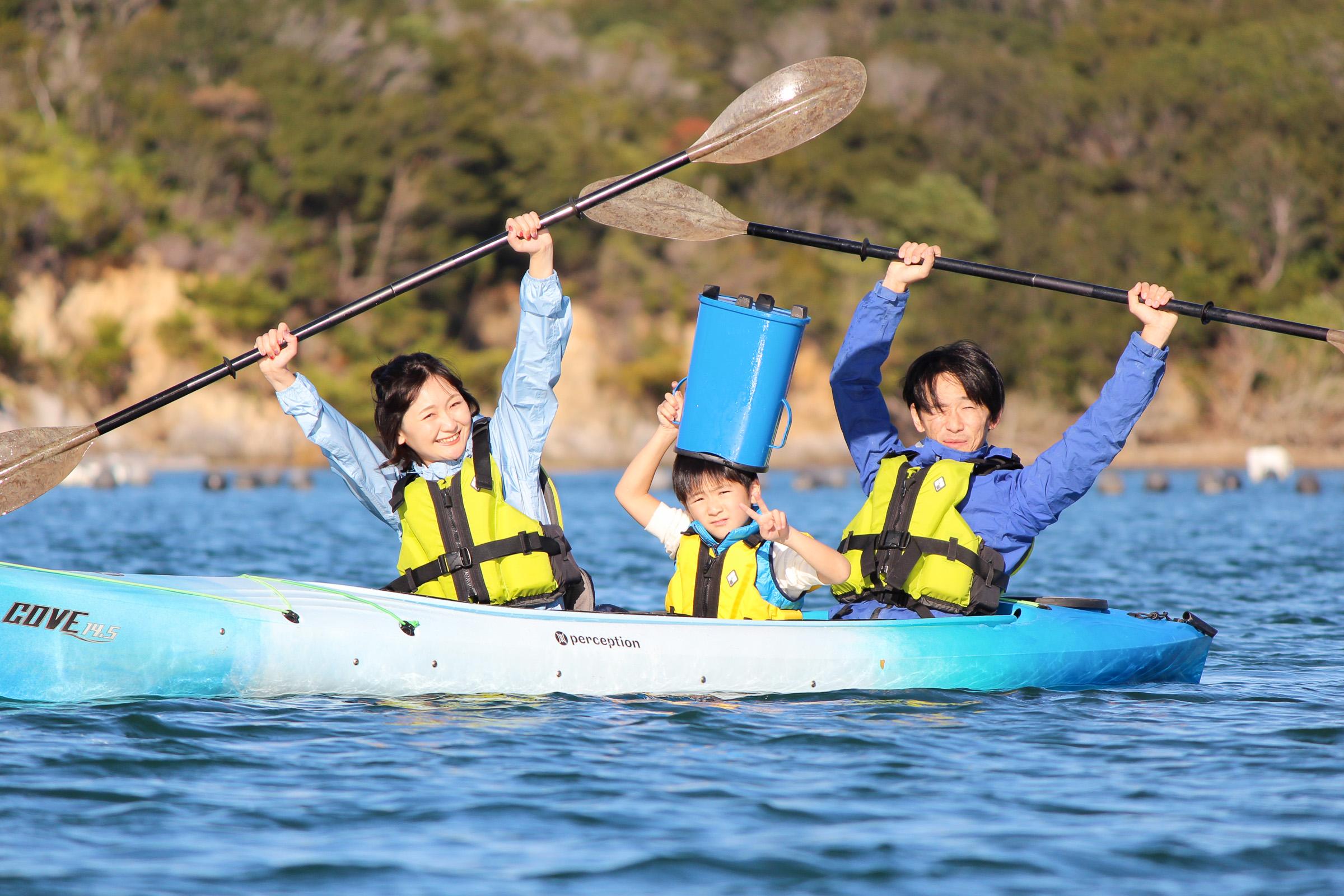 在志摩自然学校的海上皮艇旅行中悠闲地周游志摩的英虞湾!让我们体验蓝天和大海的舒适!