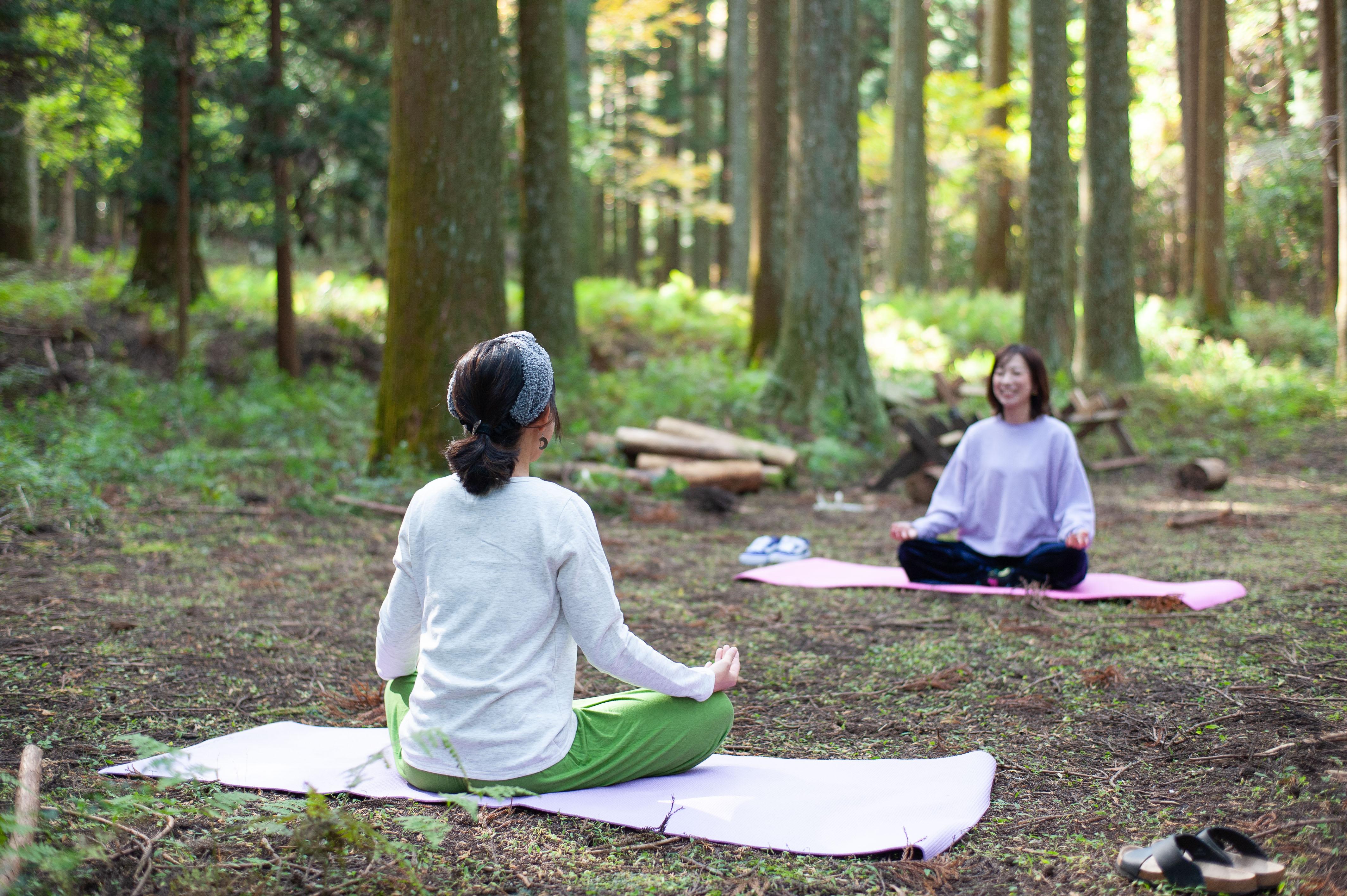 Profitez ensemble du camping et du fitness local ! Découvrez le yoga en forêt et le vélo sur la terrasse Kabuto no Mori !