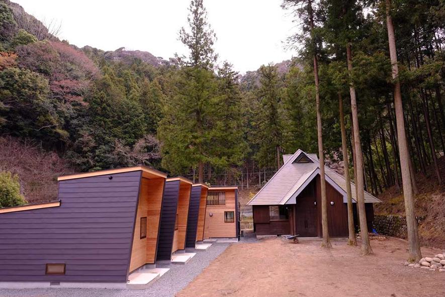 "Akame Shijuhachitaki Campsite" est un "petit" camping entouré de montagnes. Nous louons également des bungalows et des tentes élégants pour que même les débutants puissent profiter d'un camping authentique !