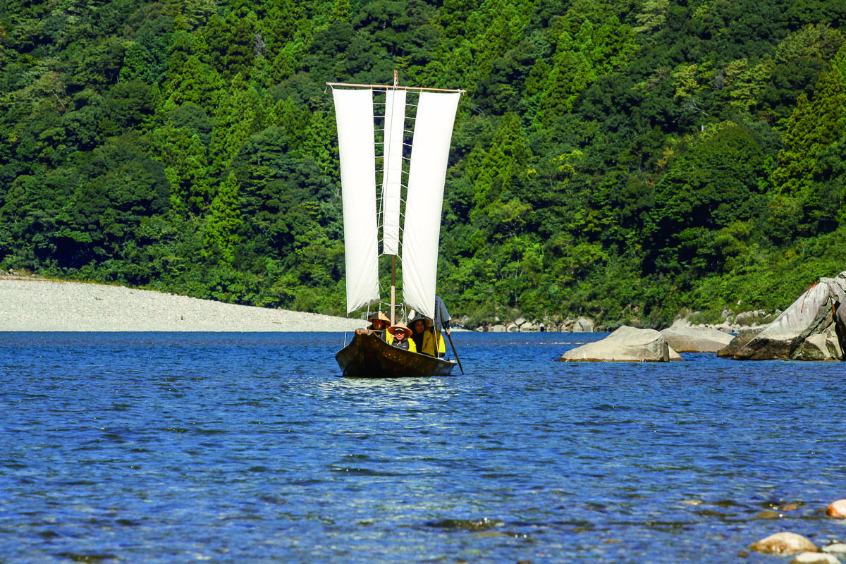 沿着世界遗产“熊野川”悠闲地乘船游览。体验随江风摇曳的“三滩帆”！ ～熊野川体验学校～