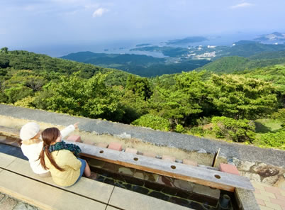 Sumérjase en el baño de pies y disfrute de la espectacular vista del ``Ise-Shima Skyline&#39;&#39;