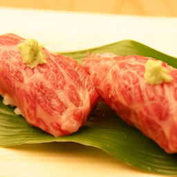 El nigiri graso de carne de res Matsusaka seguramente complacerá su paladar en ``Sushiman&#39;&#39;