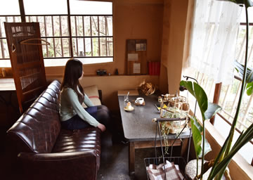 Cafetería escondida en una antigua casa popular “Moonlit Roof Capítulo 2”