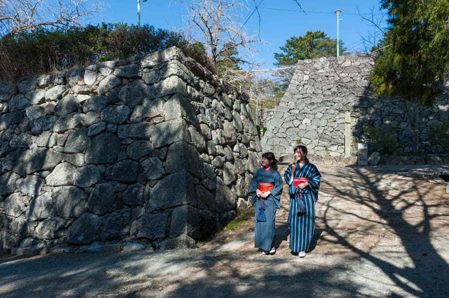 城牆石壁是參觀重點  松山阪城址