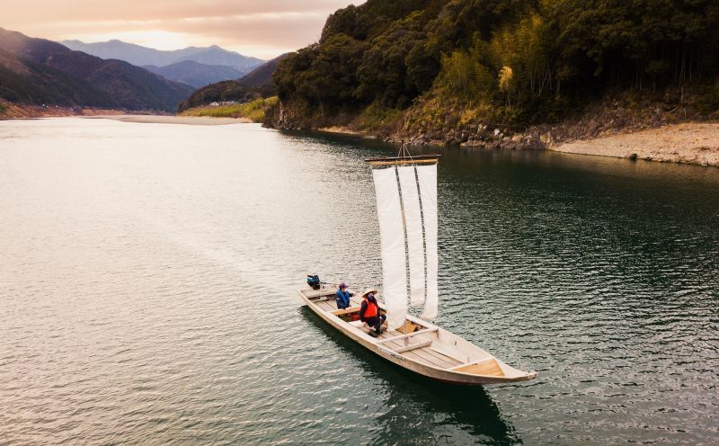 Go with the wind. Enjoy a traditional boat trip on the Kumano River-Sandanbo