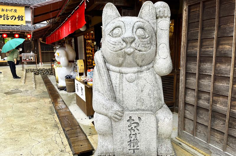 Okage Yokocho Maneki Neko Statues