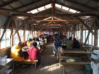 Bufé libre de ostras en Maruzensuisan, un restaurante que flota en el mar, que ofrece un ambiente magnífico