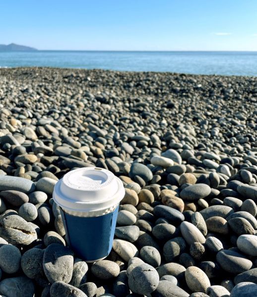 Disfrutando de un café especial en la increíble playa de guijarros de Shichiri-hama