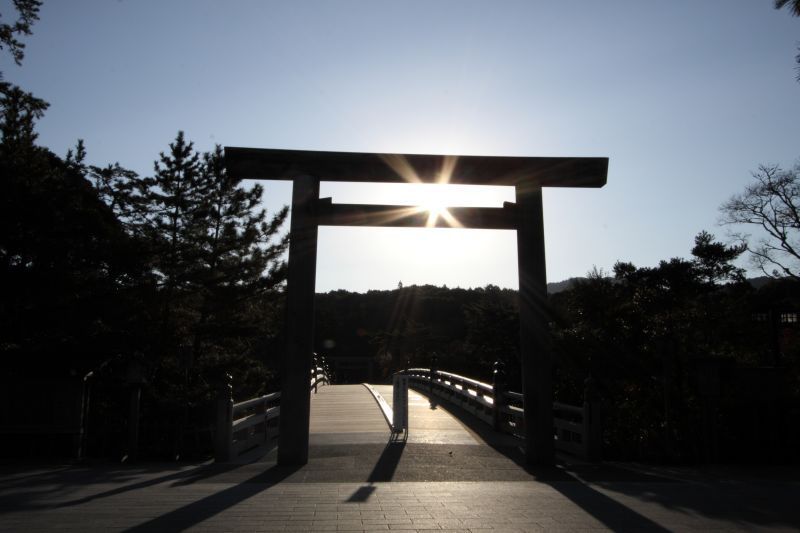 日本人一輩子至少要去一次的「伊勢神宮」，以及登錄世界遺產的朝聖之路「熊野古道」。