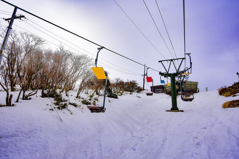 充滿著孩童的笑容御在所滑雪場 從覽車下來後 映入眼簾是一片廣闊的白銀世界 三重 說走就走 三重旅遊情報讚