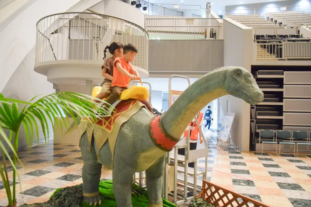 アパトサウルスに乗って記念撮影をしよう！