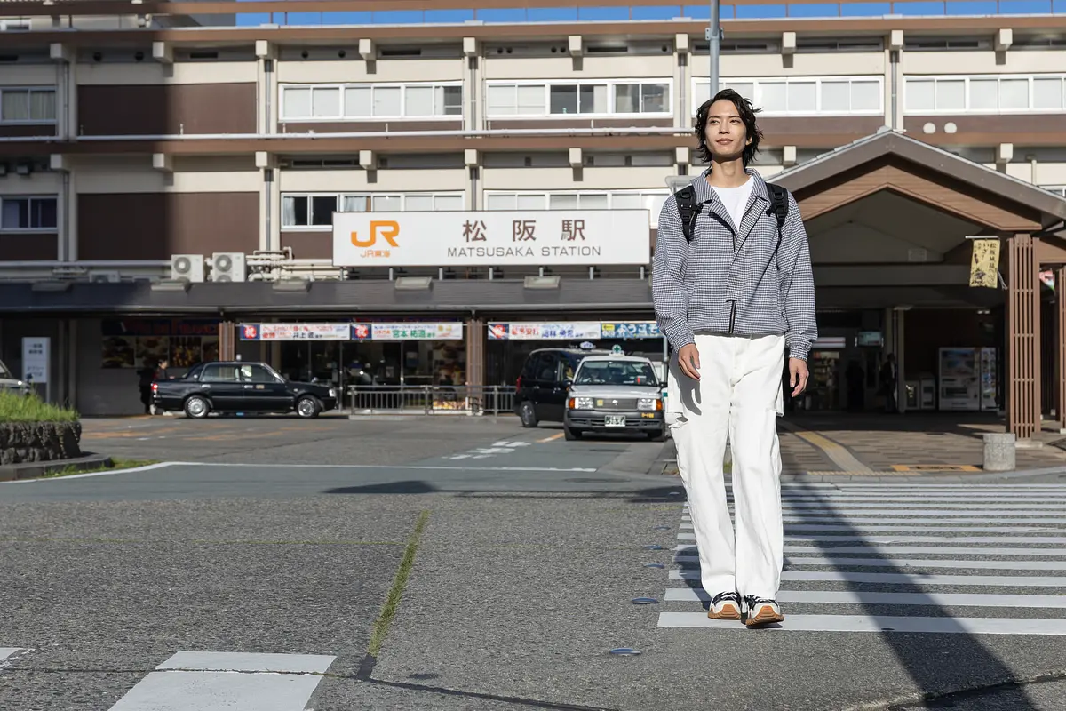 松阪駅を歩く松田昇大さん