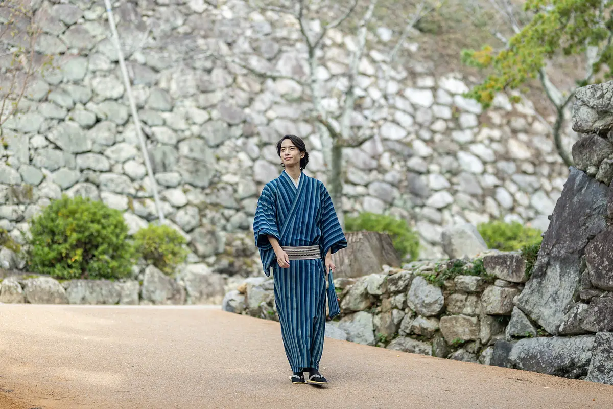 松坂城跡を歩く松田昇大さん