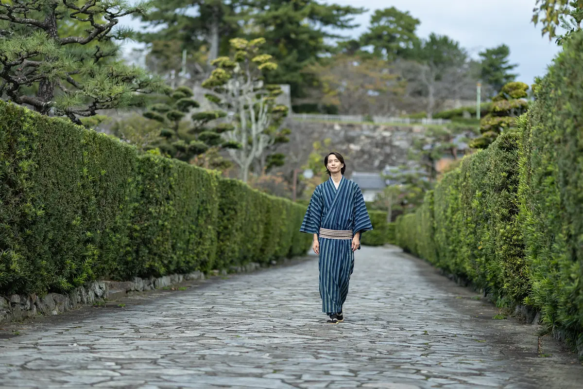 御城番屋敷を歩く松田さん