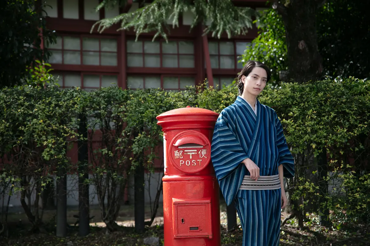 レトロなポストと映る松田さん