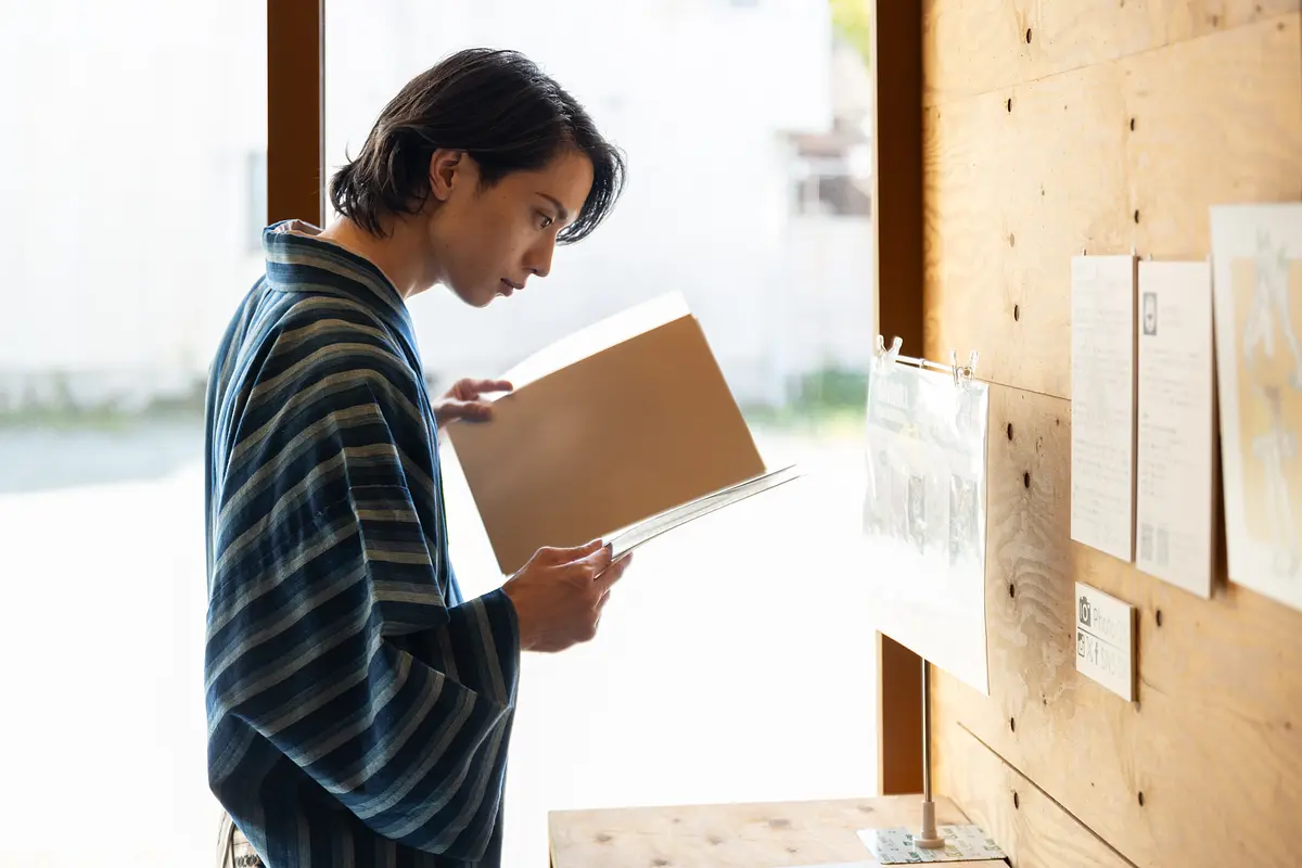 店内を散策する松田さん