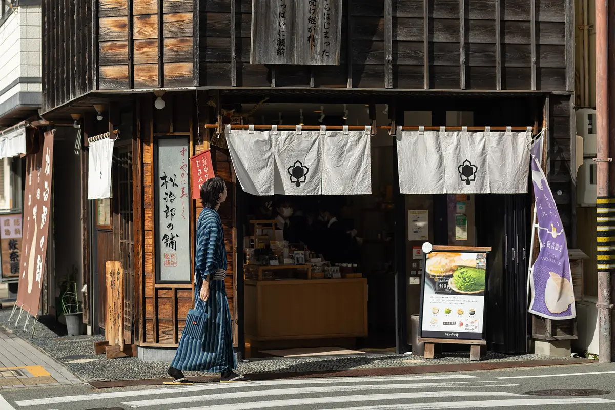 松阪市内を歩く松田さん