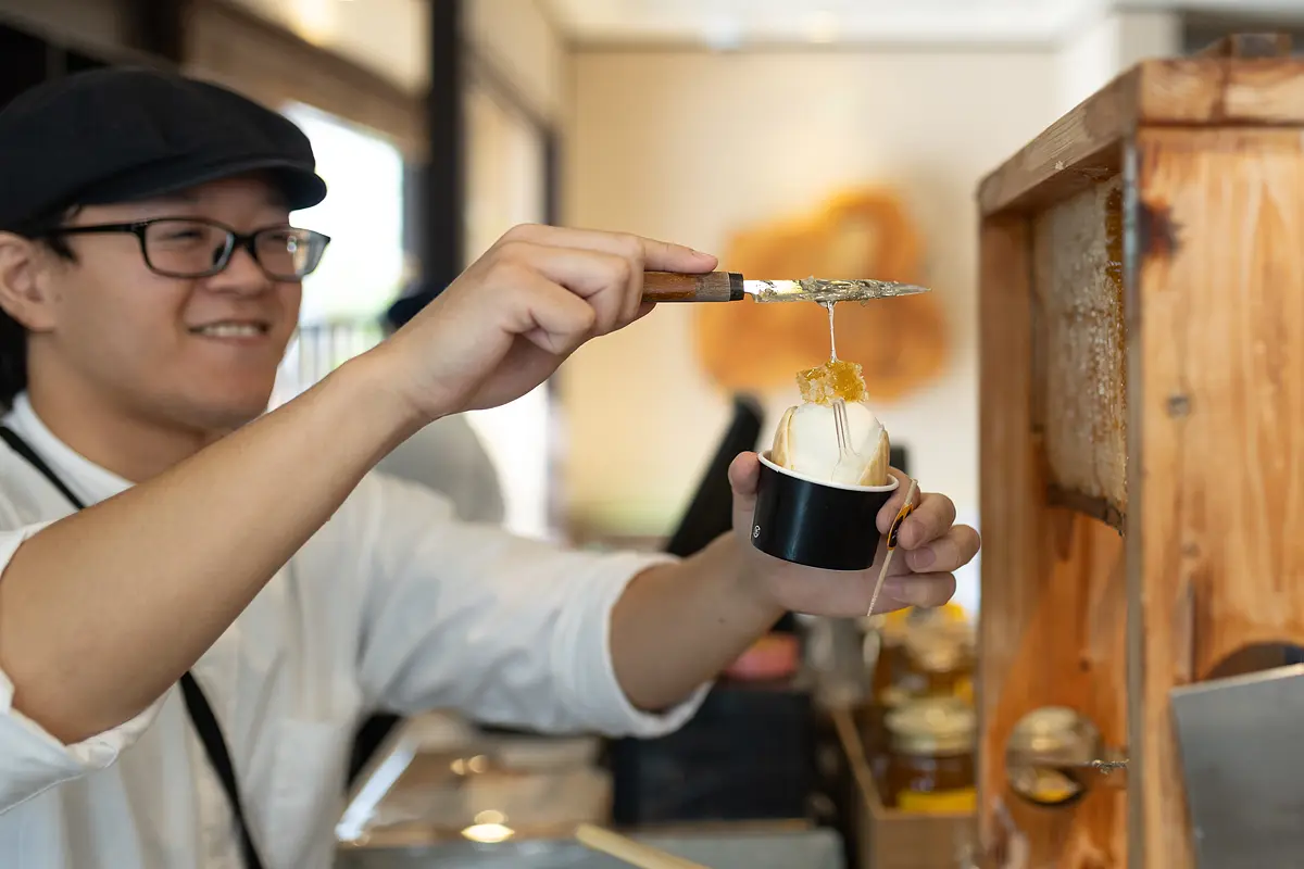 はちみつ最中アイスを作っているところ