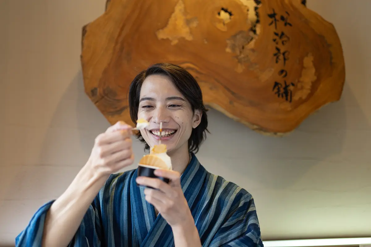 はちみつ最中アイスを食べる松田さん