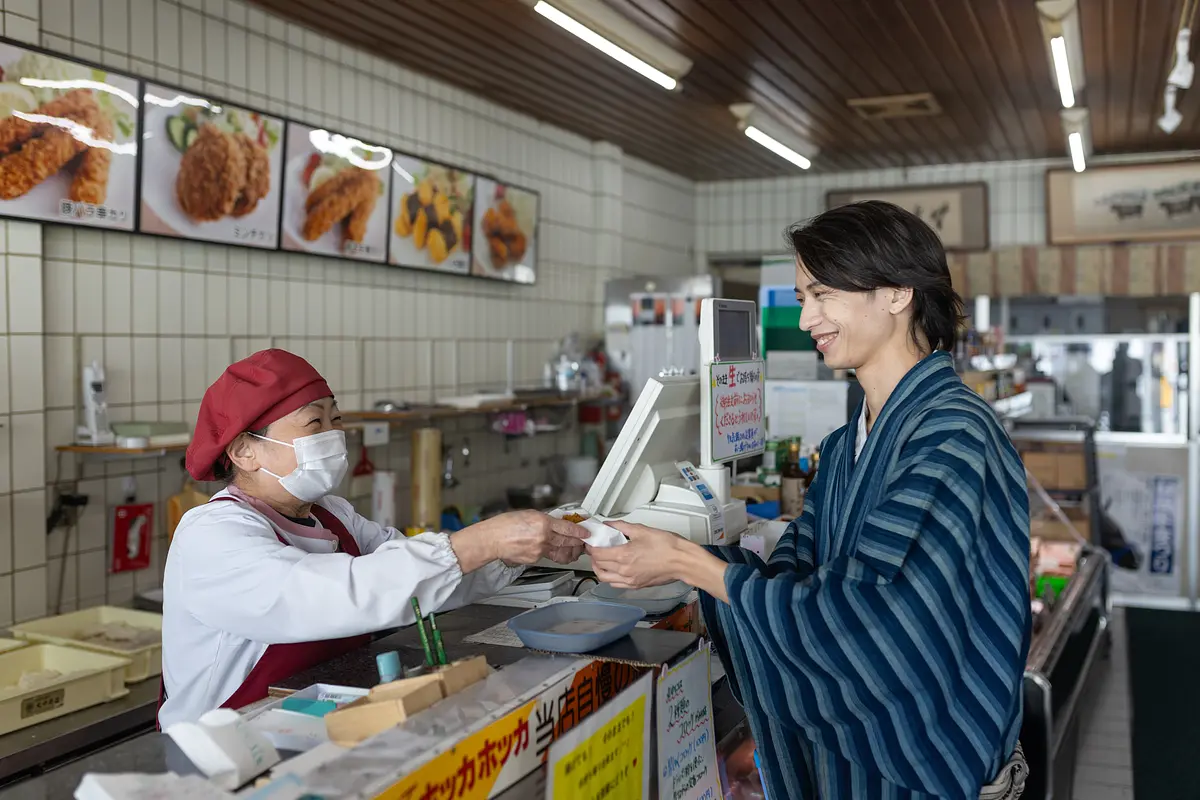 ミンチカツを買う松田さん