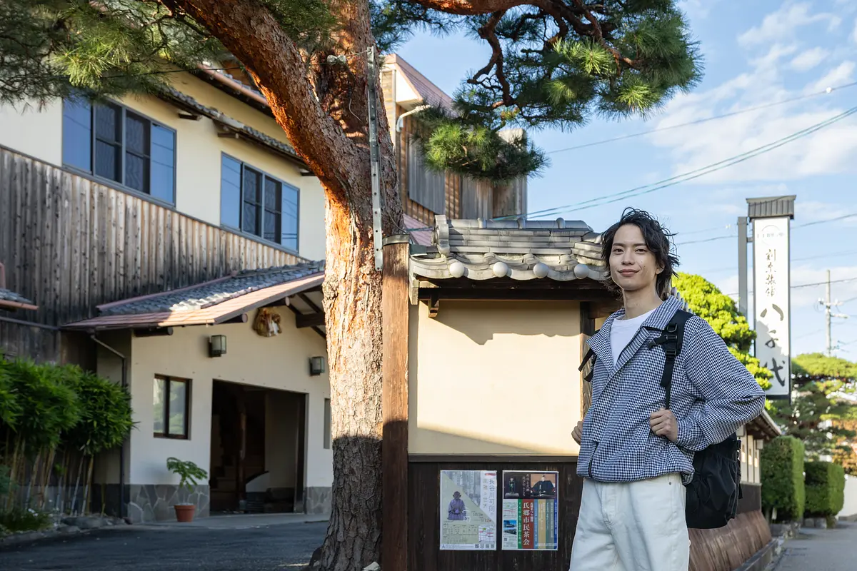 割烹旅館八千代前で撮影する松田さん