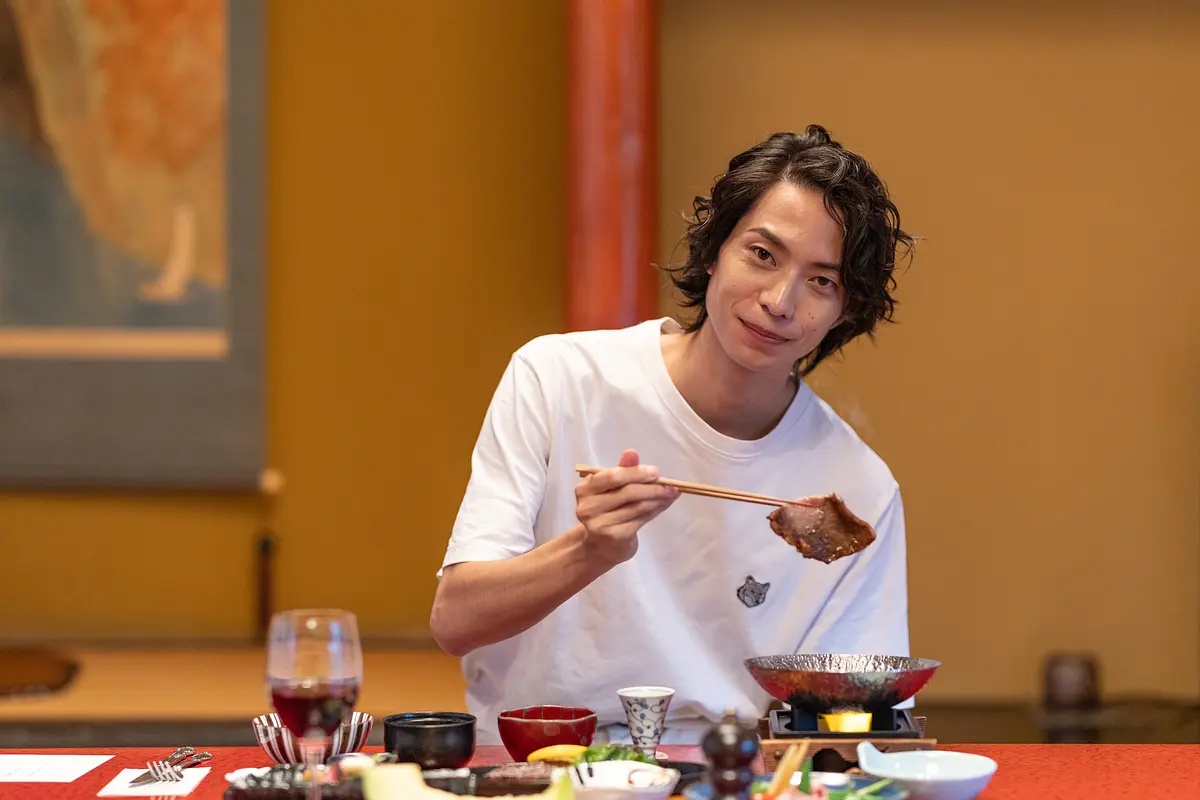 すき焼きを食べる松田さん