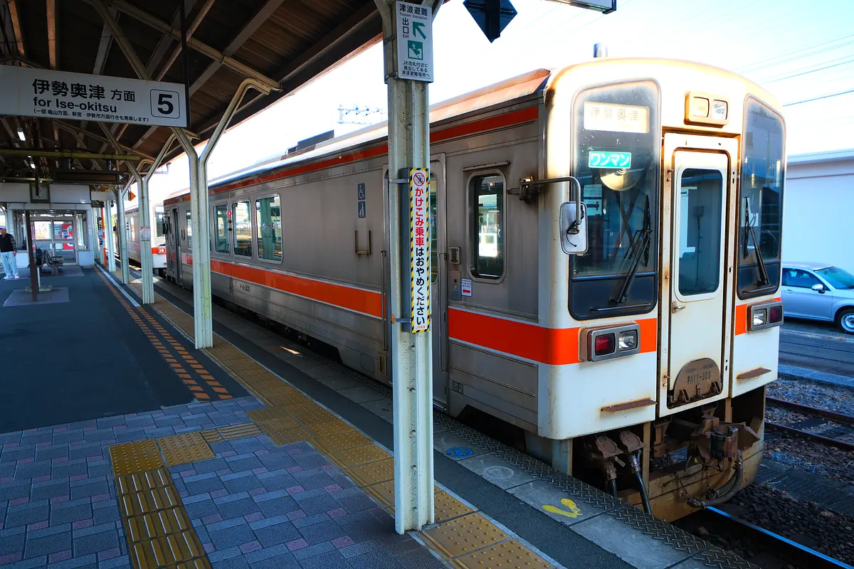 松阪駅に停車するキハ11系
