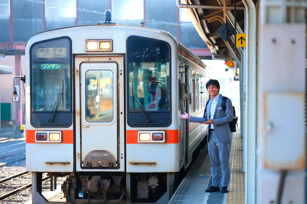 松阪駅に停車する「伊勢奥津」行きワンマン列車