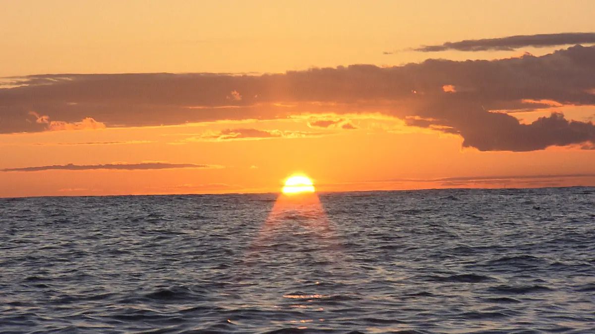漁船からの朝日