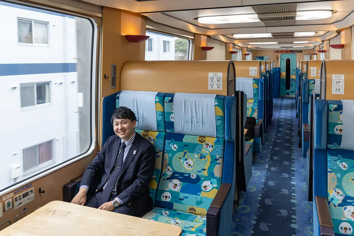 ミジュマルライナーに乗車するバッテリィズ寺家さん