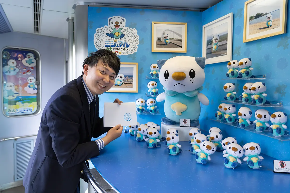 &ldquo;ミジュマルライナー内のミジュマルと記念撮影するバッテリィズ寺家さん&rdquo;