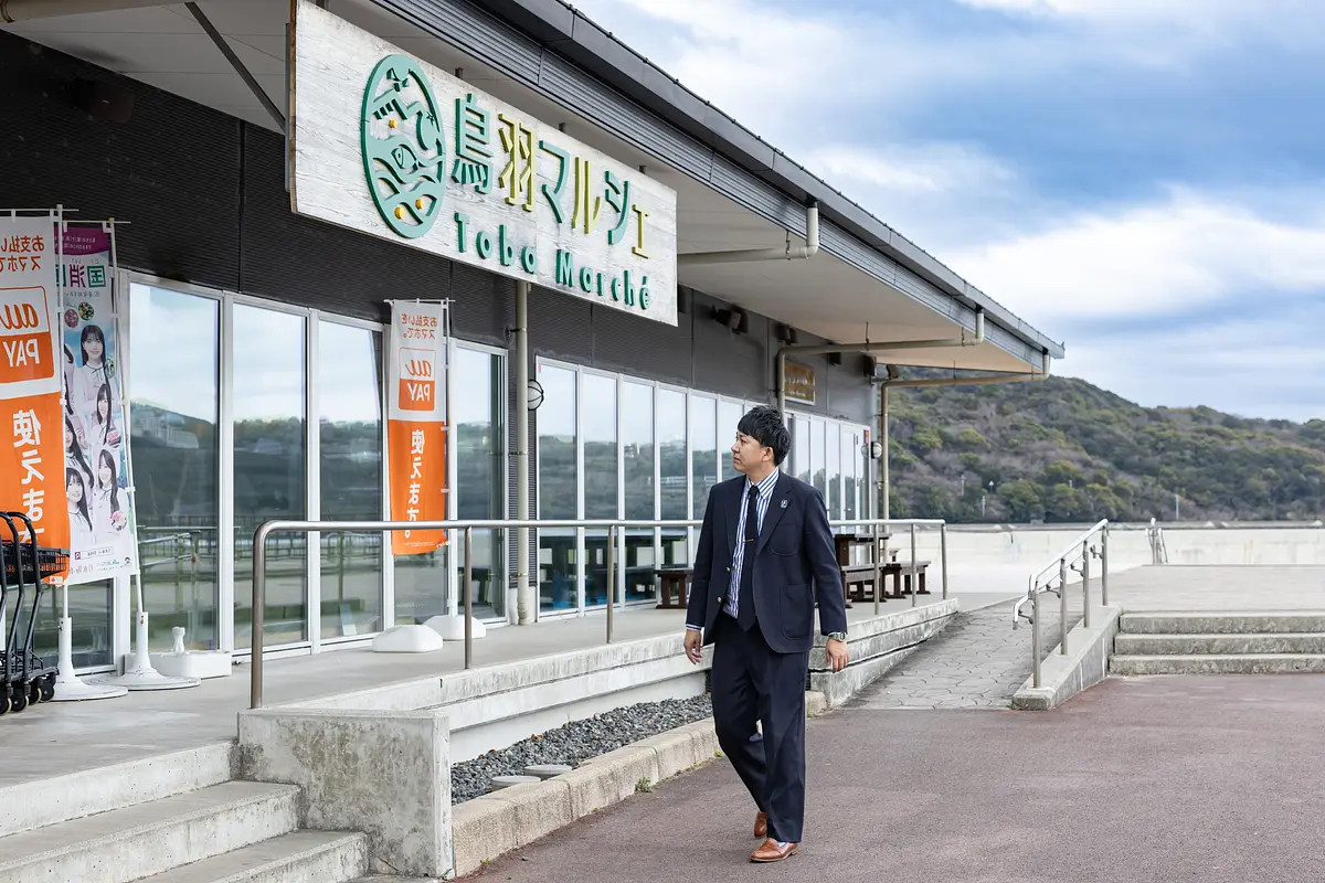 鳥羽マルシェを散策する寺家さん