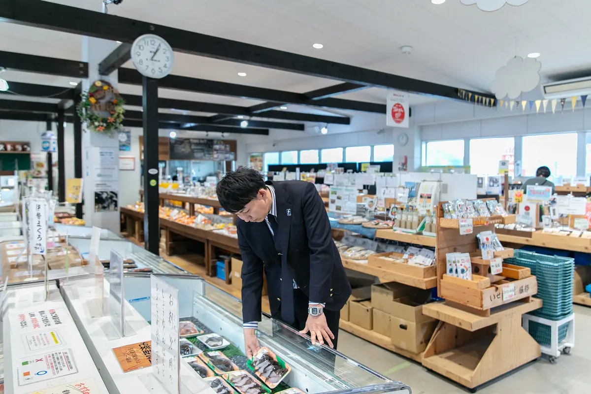鳥羽マルシェで買い物をする寺家さん