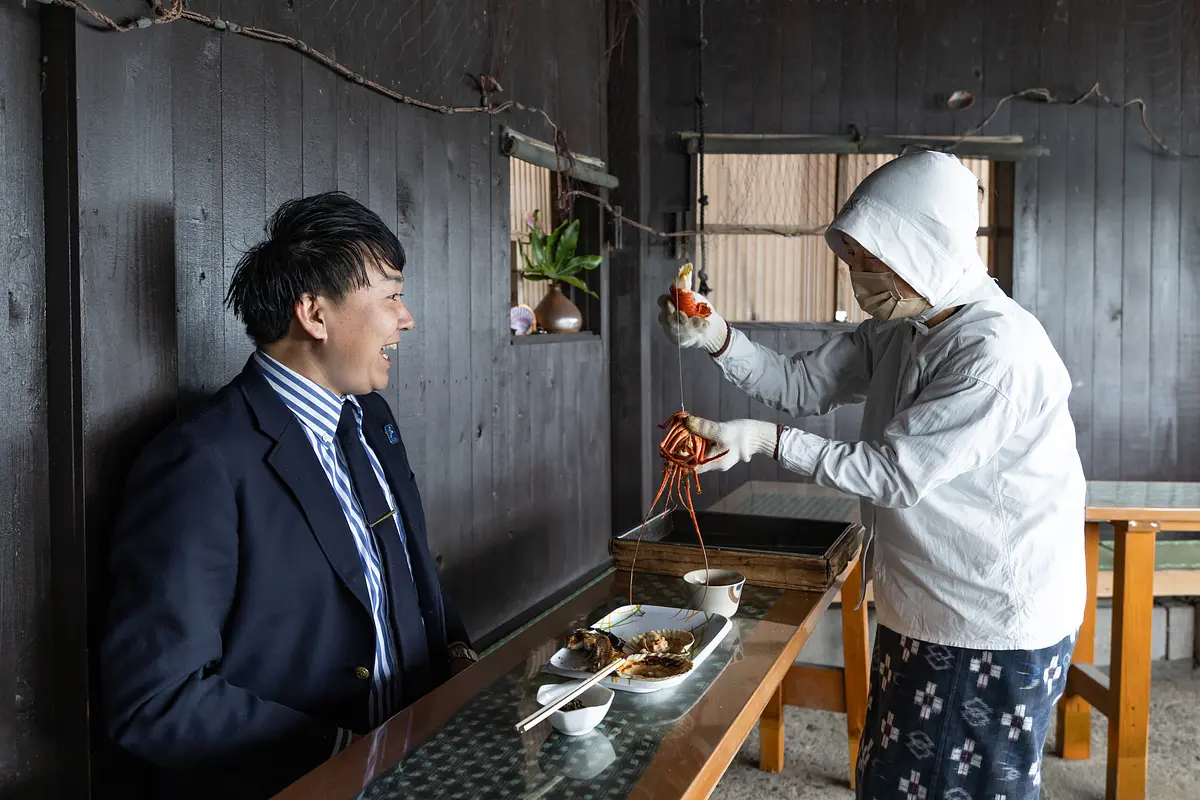 海女さんに料理を振る舞ってもらう寺家さん