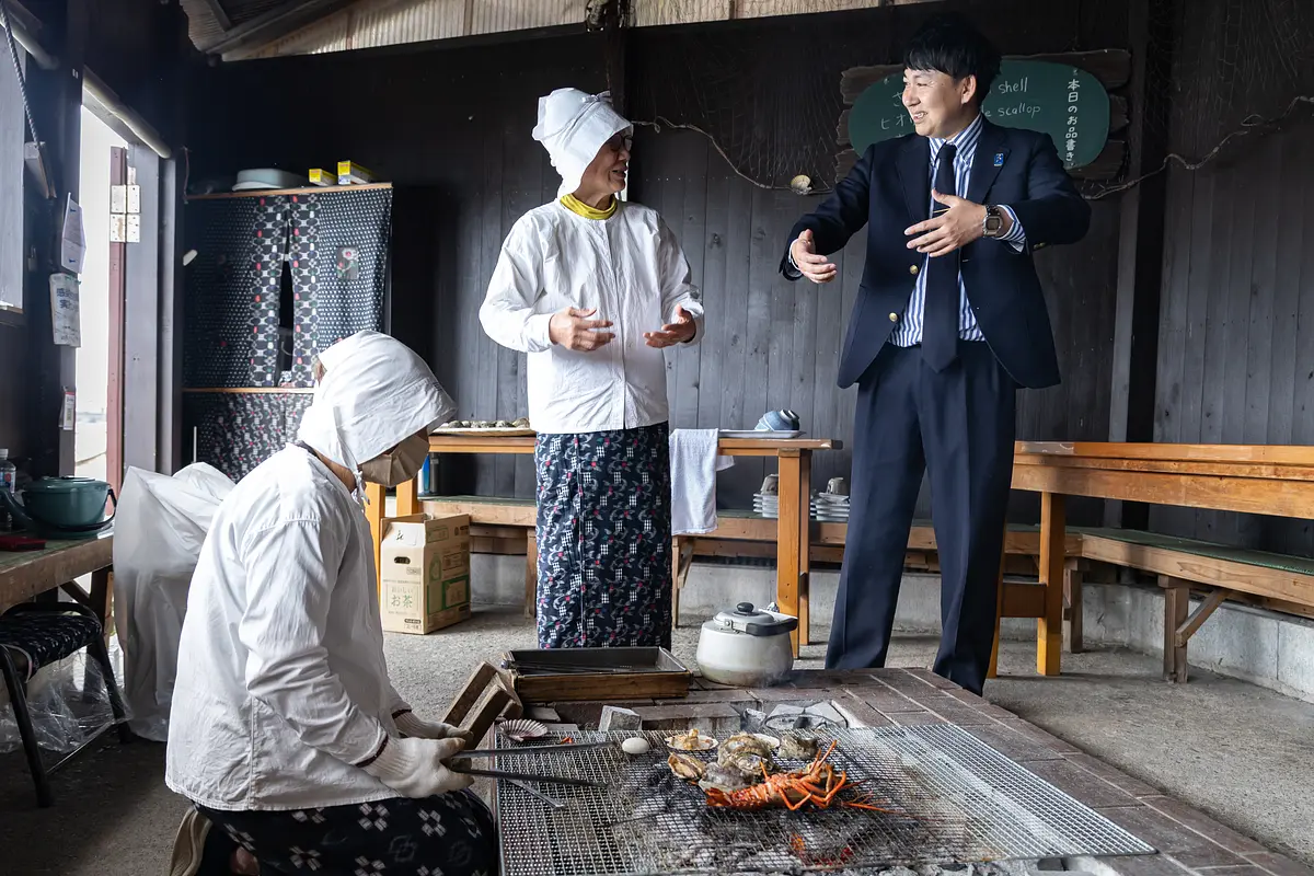 海女さんとおしゃべりする寺家さん
