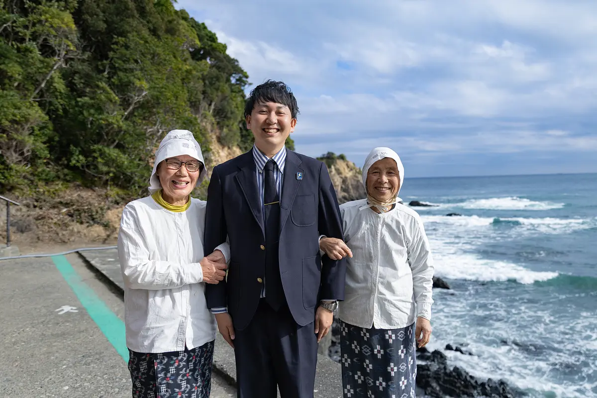 海女さんと記念撮影する寺家さん