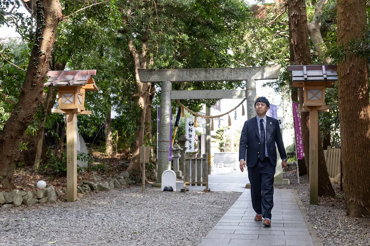 神明神社を歩く寺家さん