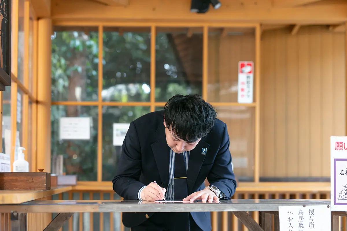 神明神社をお参りする寺家さん