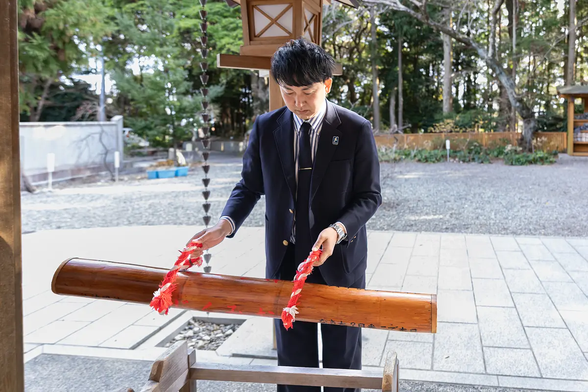 神明神社でおみくじをひく寺家さん