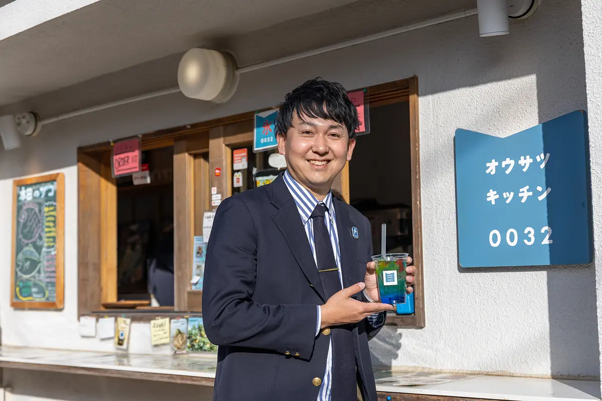 オウサツキッチンでコーヒーをもつ寺家さん