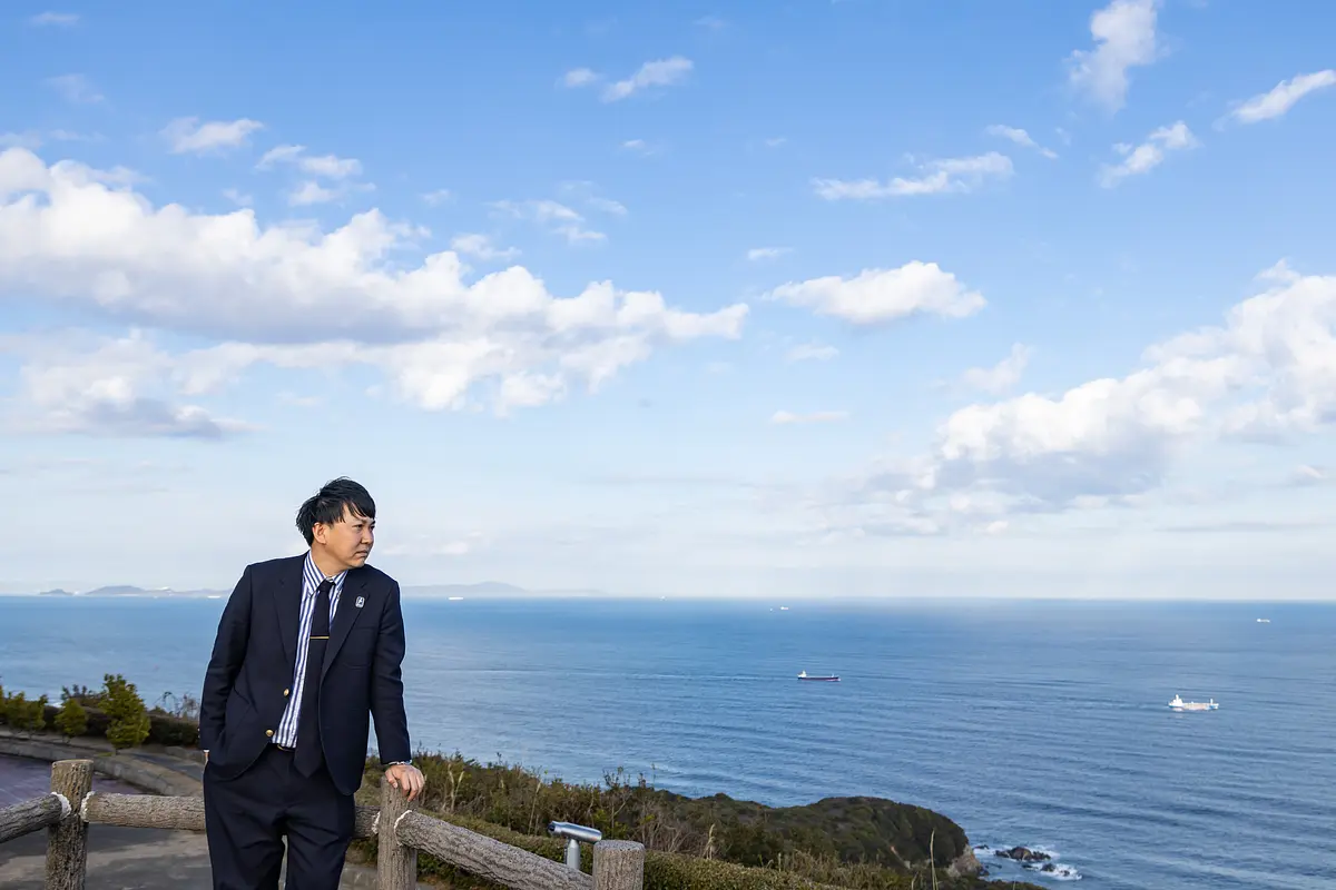 鳥羽展望台から景色を眺める寺家さん