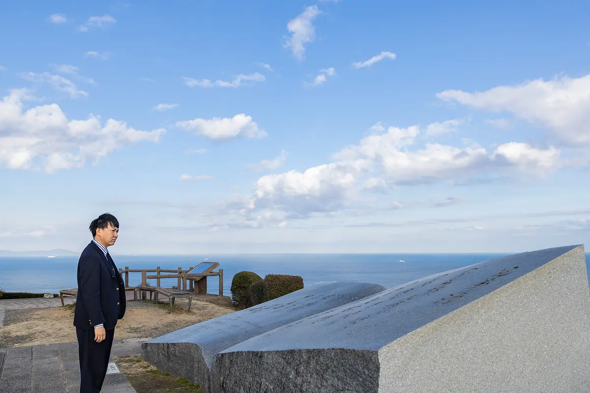 鳥羽展望台で石碑を眺める寺家さん