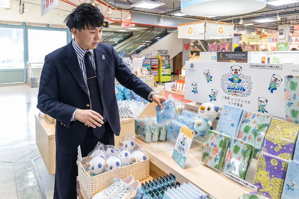 お土産を選ぶ寺家さん