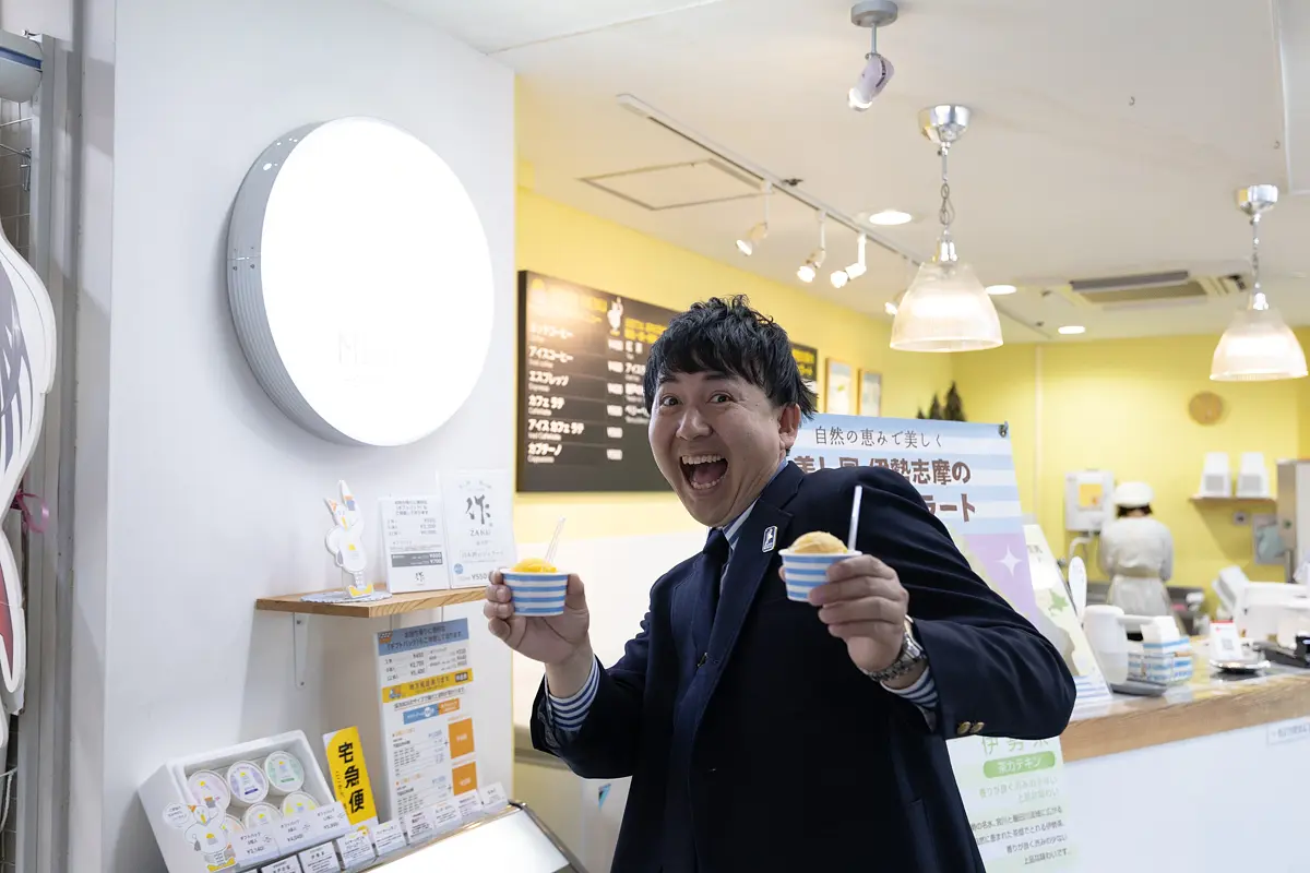 ジェラートを持つ寺家さん