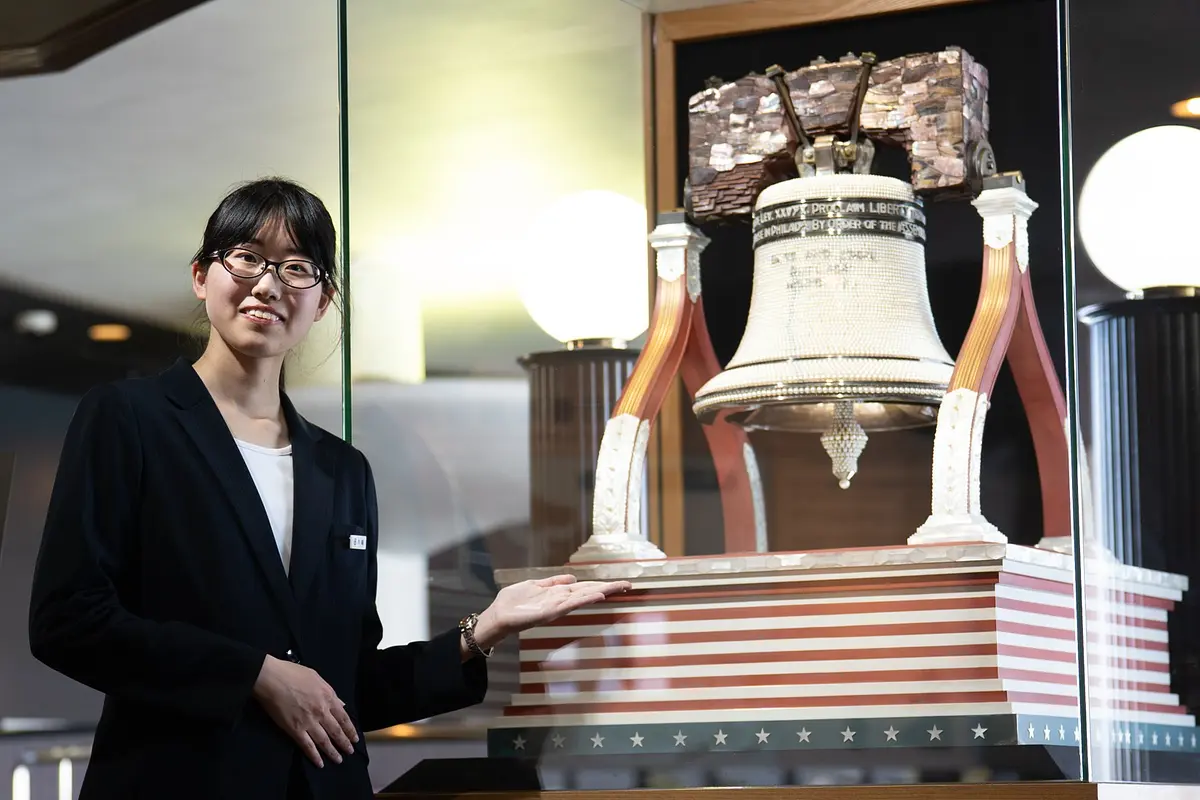 真珠工芸品「自由の鐘」