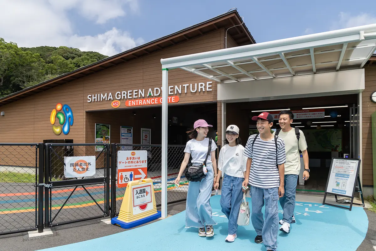 アトラクションフィールドへ向かう家族