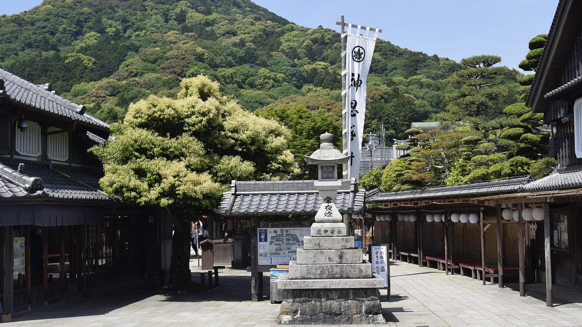 横丁入り口202305.jpg