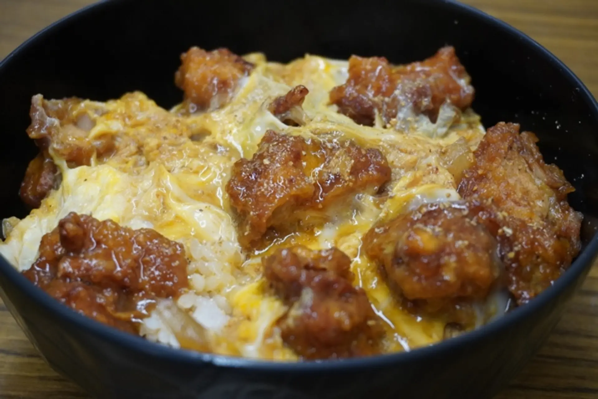 名物からあげ丼。見ているだけでおなかが空いてきます